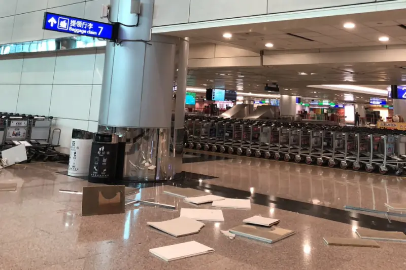 ▲桃園機場發生天花板掉落，3名旅客遭砸事故。（圖／讀者提供）