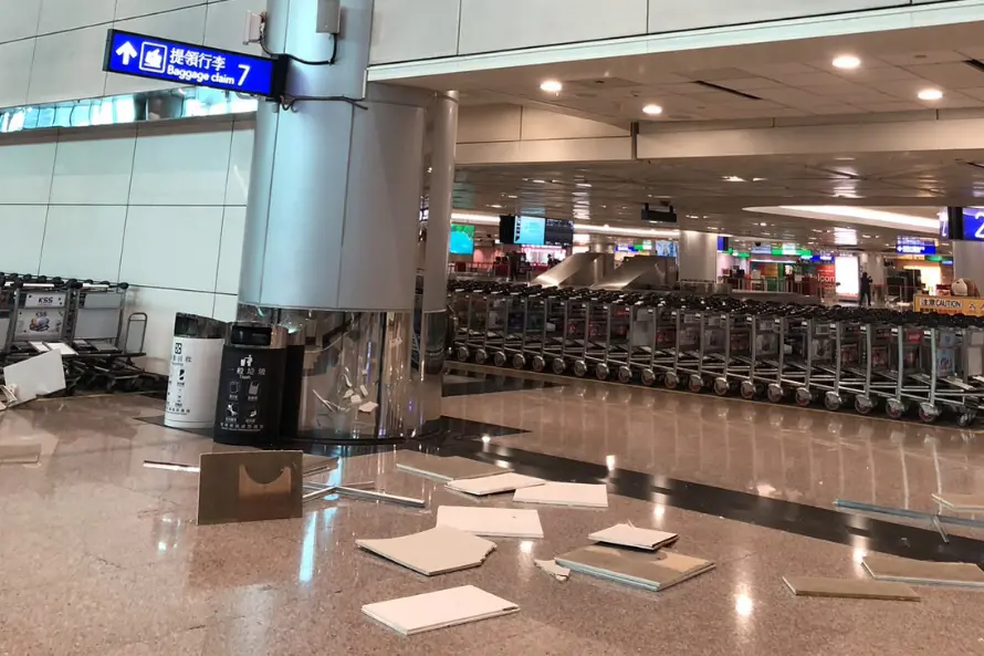 ▲桃園機場發生天花板掉落，3名旅客遭砸事故。（圖／讀者提供）