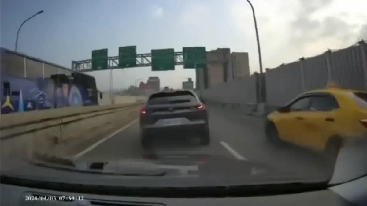 ▲高架橋上遇強震，前方車輛輪胎離地左右狂搖。（圖／翻攝爆料公社）