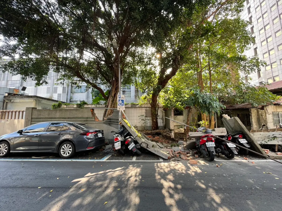 ▲大安高工停電停水！緊急宣布全校下午停課。圖為北市松山區西松國小地震外牆。（圖／NOWnews攝影中心）