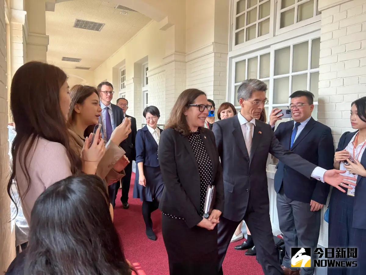 ▲AIT主席羅森伯格與台北辦事處長孫曉雅，今日上午前往行政院拜會政委季連成，未與院長卓榮泰碰面。（圖／記者林怡昕攝）