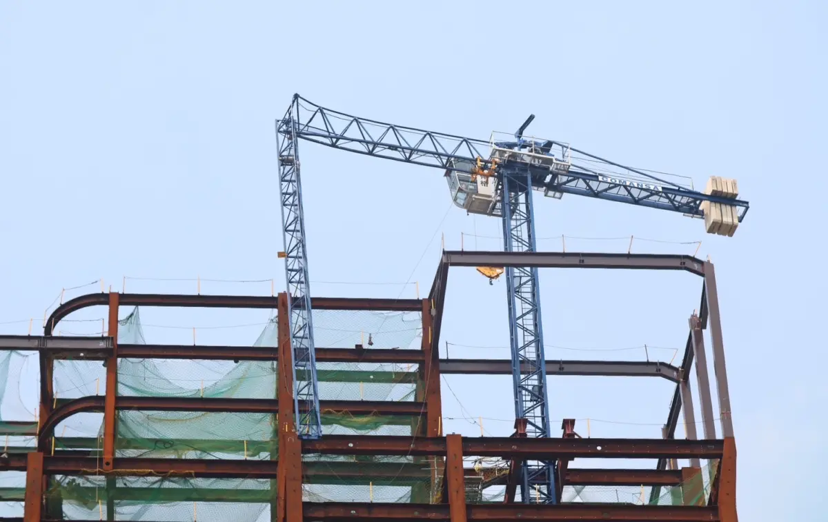 ▲花蓮東方海域今（3）日發生芮氏規模7.2地震，台北中山區工地出現塔吊吊臂變形狀況，勞動部籲雇主加強震後工作場所安全措施。（圖／記者陳明中攝）