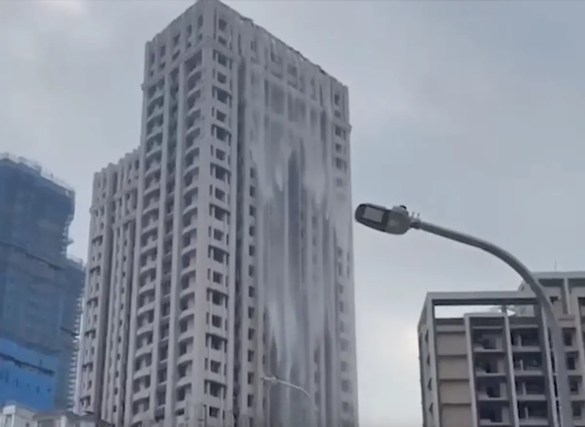 ▲新北市淡水區一處豪宅大樓，頂樓游泳池因地震搖晃過猛，水自高樓傾瀉而出，形成大樓瀑布的奇景。（圖／翻攝畫面）