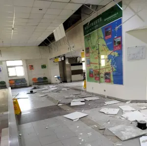 ▲宜蘭蘇澳新站車站天花板被震碎，地板也出現裂痕。(圖/讀者提供)