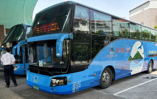 ▲羅東車站關閉，人潮湧入旁邊客運站。(圖/記者廖聿偉攝)