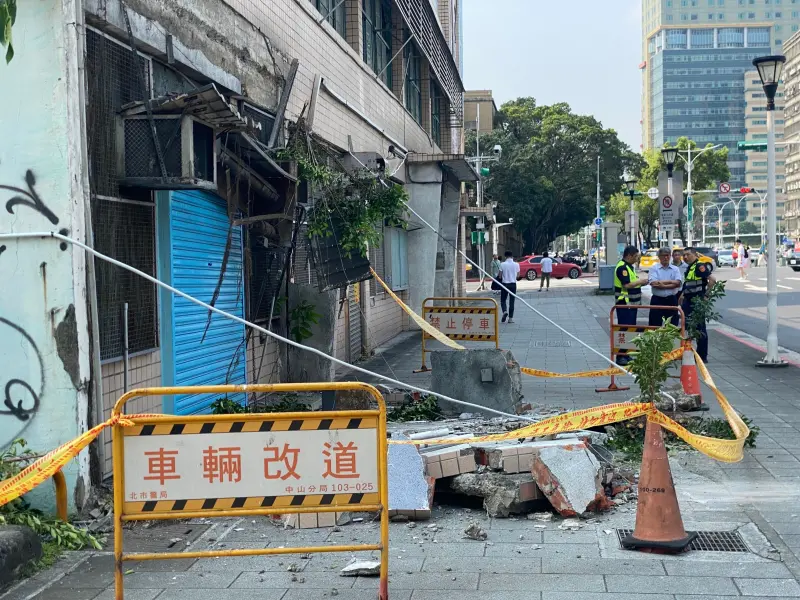 ▲3日上午，花蓮東方海域發生芮氏規模7.2地震，全台災情傳出，台北市中山區地震後房屋磁磚掉落。（圖／NOWnews攝影中心）