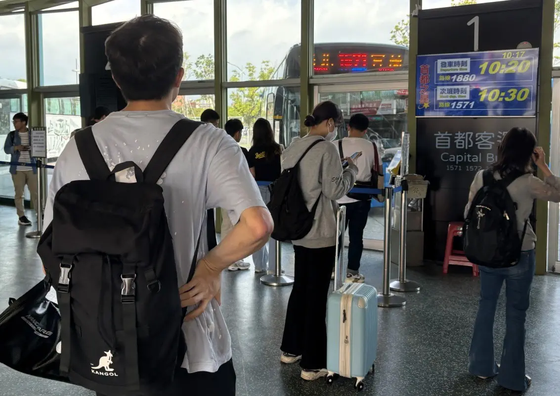 ▲宜蘭轉運站湧入大批乘客。（圖／記者廖聿偉攝）