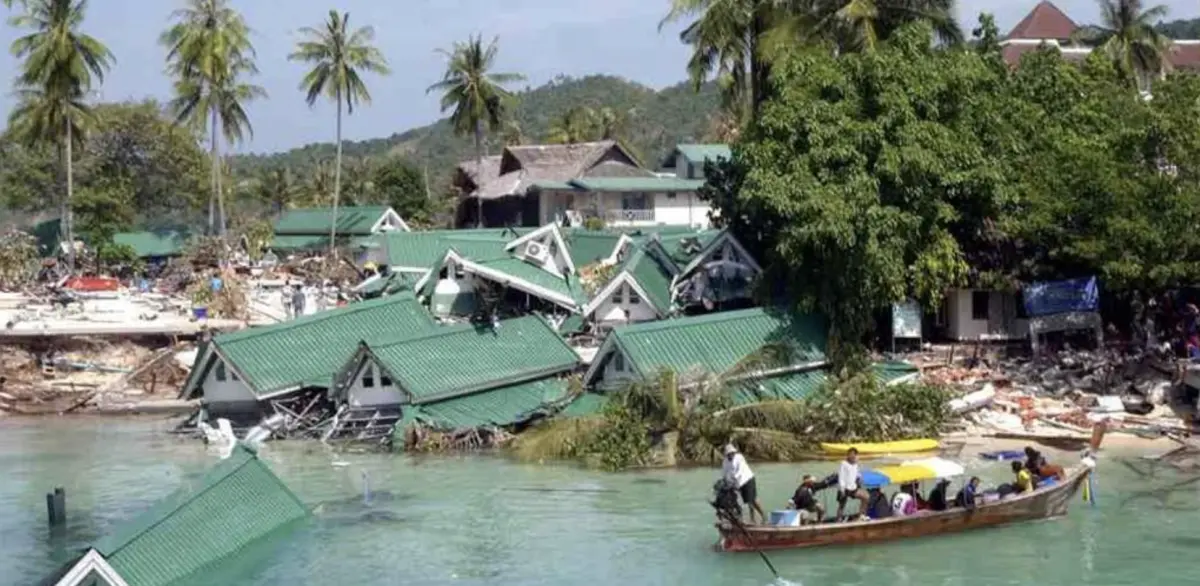▲2004年印尼大海嘯造成鄰國傷亡慘重，泰國群島一間飯店毀損，且仍有400具遺體身份不明。（圖／美聯社／達志影像）