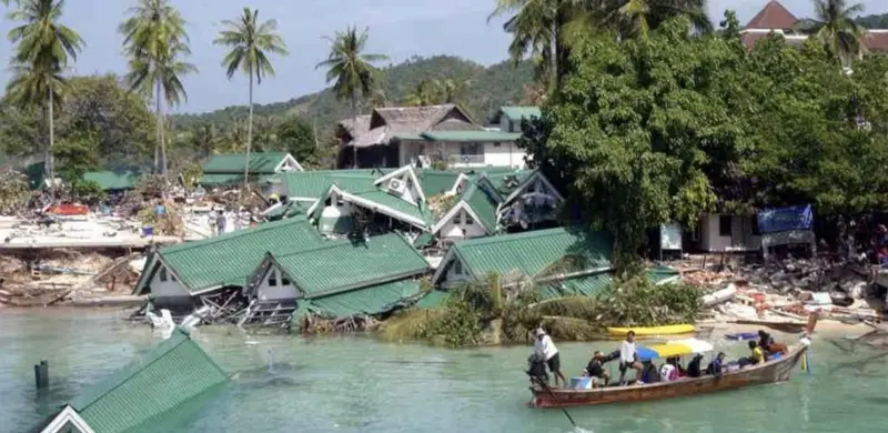 ▲2004年印尼大海嘯造成鄰國傷亡慘重，泰國群島一間飯店毀損，且仍有400具遺體身份不明。（圖／美聯社／達志影像）
