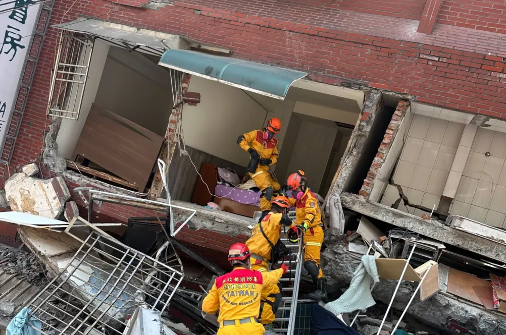 ▲花蓮外海今（3）日上午7時58分發生芮氏規模7.2的大地震，天王星大樓傾斜坍塌。（圖／內政部提供）