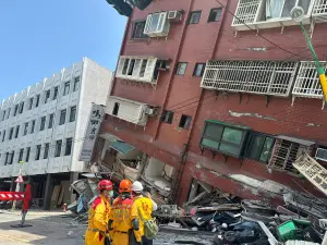 ▲消防署特搜人員進入花蓮天王星大樓搜救。（圖／內政部提供）