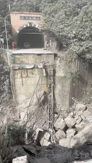 ▲花蓮7.2強震，下清水橋坍方。（圖／公路局）