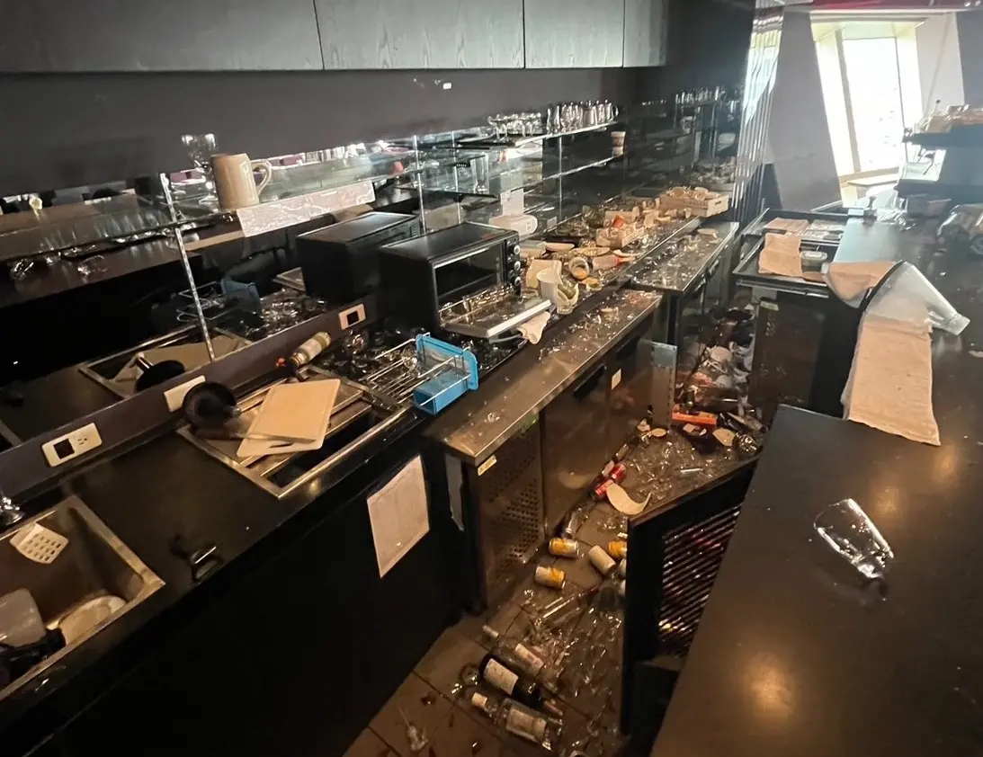 ▲新北市政府33樓的餐廳「典藏33觀景餐廳」，因為地震導致碗盤碎裂、物品東倒西歪，宣布今日店裡暫停營業一天。（圖／翻攝「典藏33觀景餐廳」臉書）