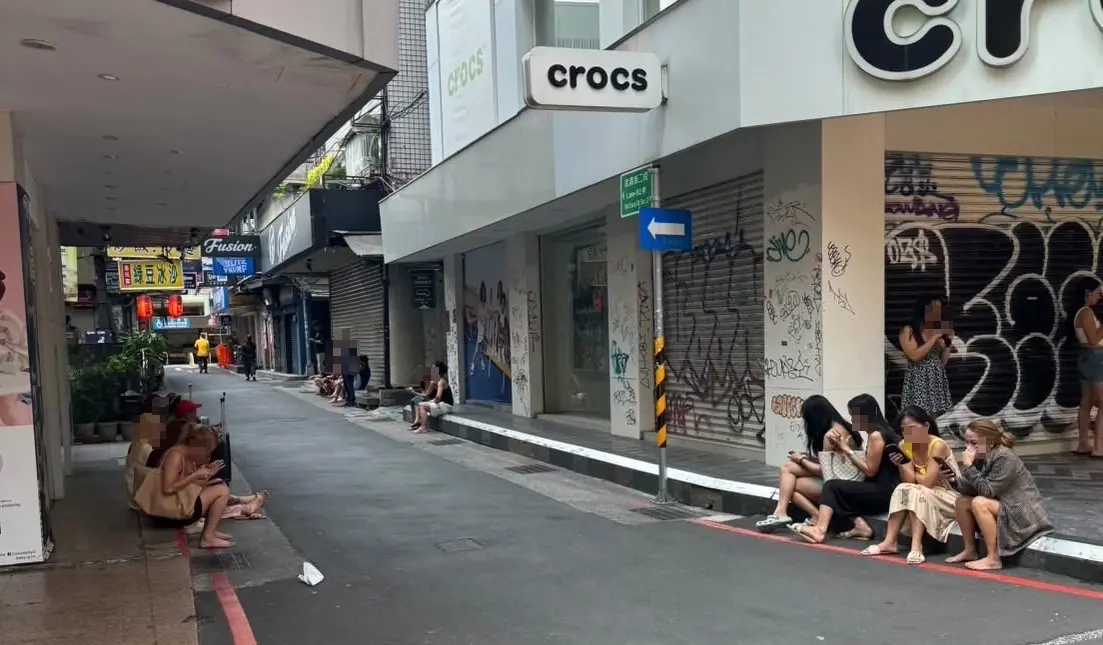 ▲有民眾在西門町街頭目睹大批外國女子，因地震緊張衝下樓避難的景象。（圖／IG@guan_xiang授權使用）