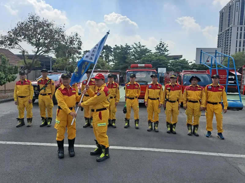 ▲花蓮外海今(3)日發生規模7.2地震，高雄市長陳其邁除要求消防局特搜待命，特搜隊已搭乘C130運輸機前往花蓮支援救災。（圖／高市府消防局提供）