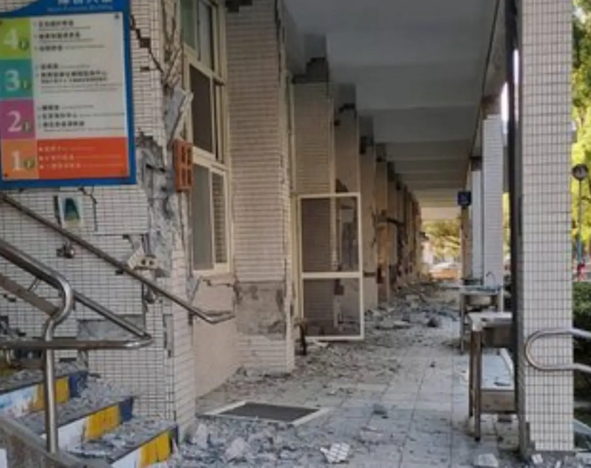 ▲花蓮今天早上發生規模7.2強震，位於市區的花蓮女中受損嚴重，出現鋼筋裸露的情況。（圖/爆料公社）