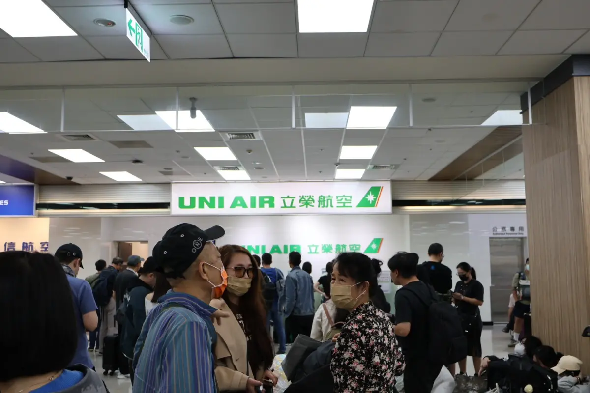 ▲颱風山陀兒步步逼今，立榮航空宣布，明（2）日國內線航班全數取消。（圖／記者鄭妤安攝影）