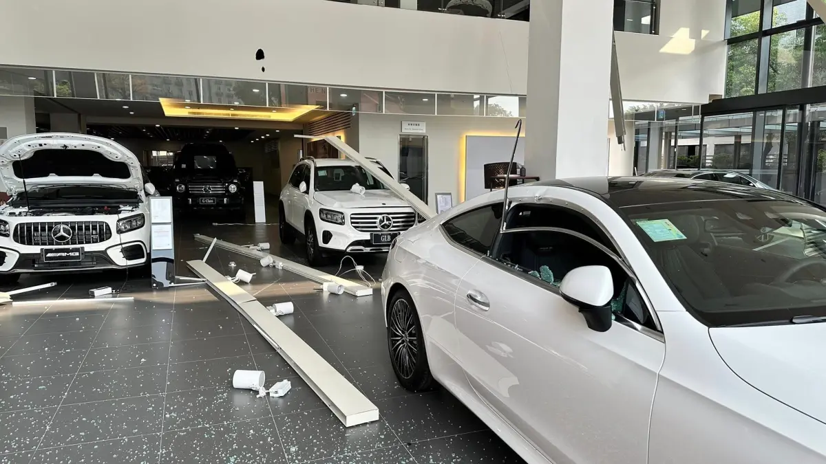 ▲位於桃園市的一間中華賓士展示中心，也出現天花板鋼架坍塌事故，現場有許多展示車輛被砸中。（圖／取自臉書社團《重機車友 ❘ 各區路況天氣、資訊分享中心》）