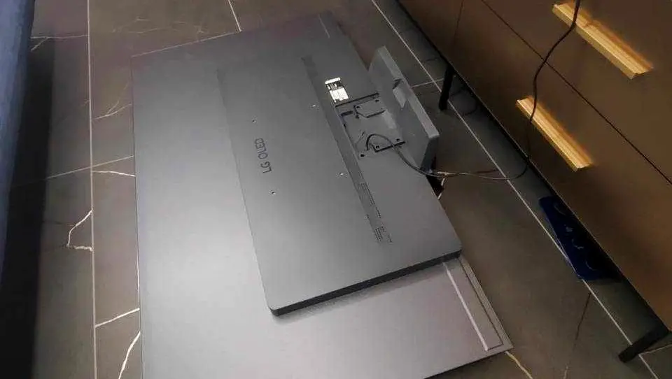 ▲廖阿輝地震後在臉書貼出OLED電視直接正面倒地的照片，原來是其友人新買的65吋電視，沒有加裝安全措施，強震一來直接震倒。（圖／翻攝廖阿輝臉書）