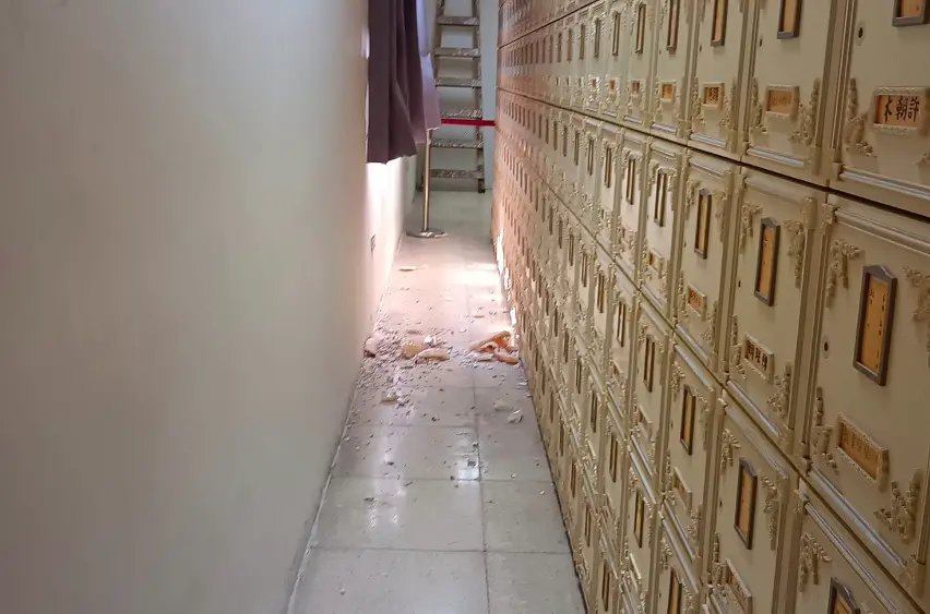 ▲鹿港第一公墓被民眾目擊有骨灰罈掉落地面。（圖／臉書社團~~我愛鹿港小鎮~~2授權）