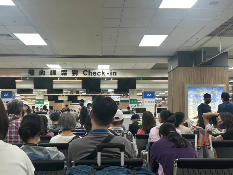 ▲NOWnews今日新聞記者實際前往松山機場，機場大廳人潮湧現。（圖／記者鄭妤安攝影）