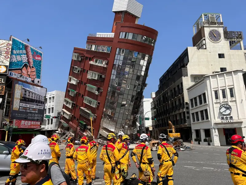 ▲台灣3日早上遭遇規模7.2地震，造成花蓮「天王星大樓」傾斜。（圖／內政部提供）