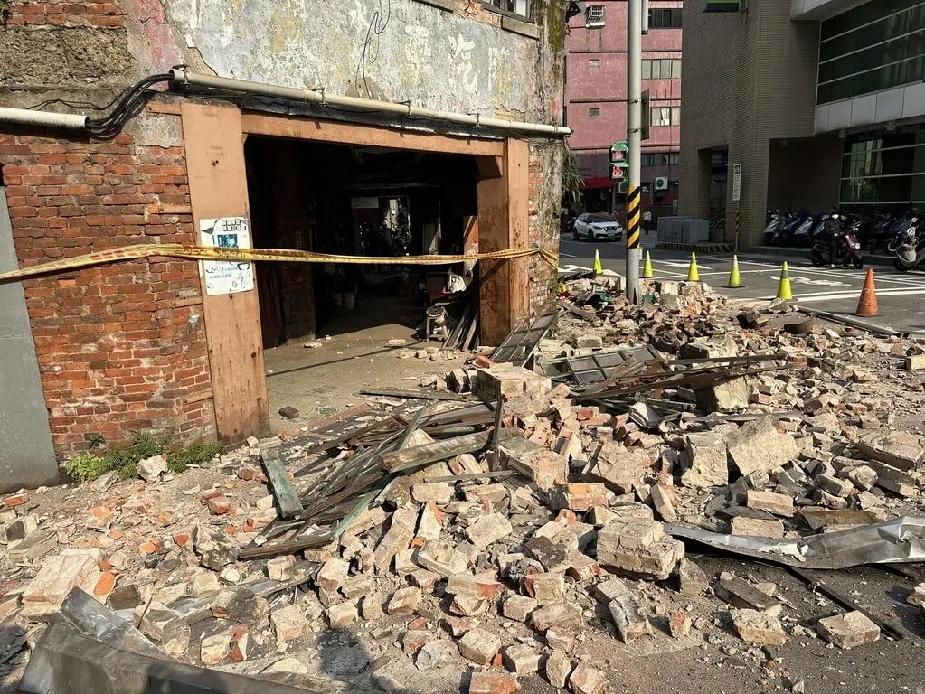 ▲花蓮近海地區今（3）日上午7時58分發生芮氏規模7.2強震，導致基隆一棟老屋掉落大量磚瓦。（圖／翻攝畫面）