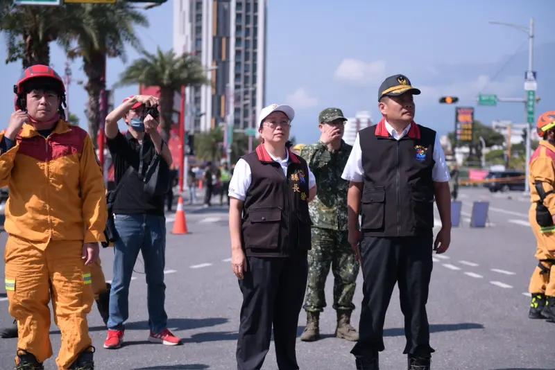 ▲花蓮縣長徐榛蔚坐鎮勘災。（圖／花蓮縣府提供）