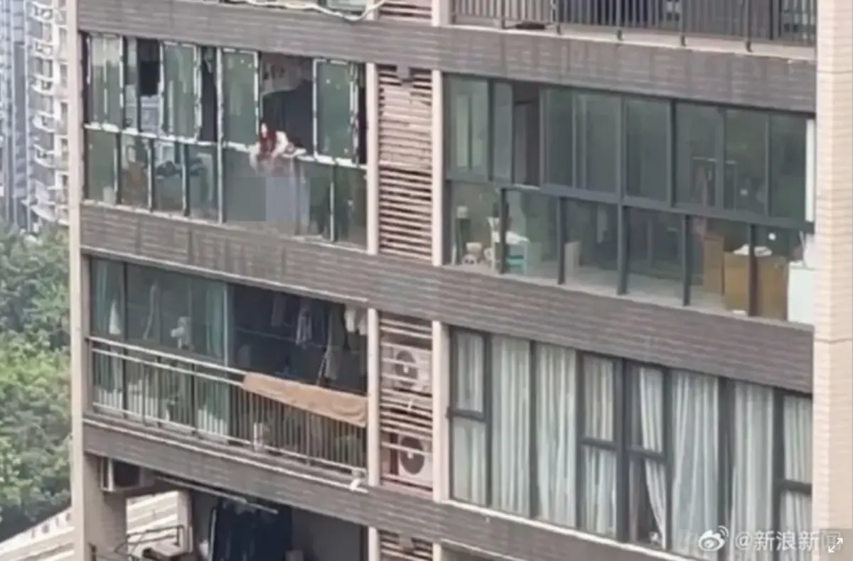 ▲中國重慶市1日驚傳人倫悲劇，1名37歲的何姓婦女，疑似情緒不穩，在與婆婆口角後，竟把3歲小孩從22樓扔下。（圖／翻攝自新浪微博）