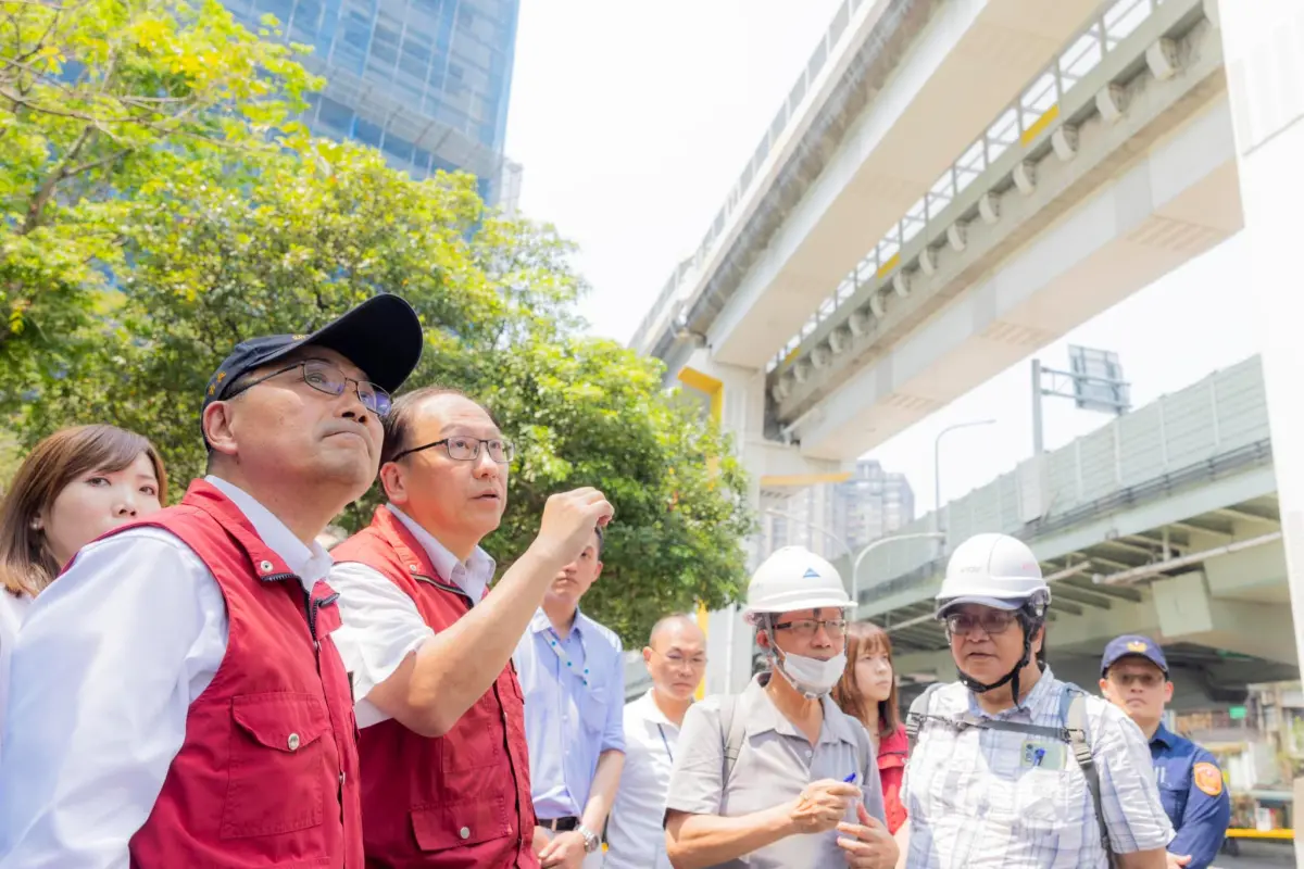 ▲新北市長侯友宜視察中和環狀線位移狀況。（圖／翻攝自侯友宜臉書）