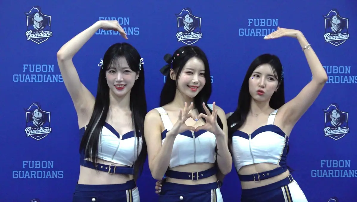 ▲富邦悍將啦啦隊Futon Angels本季請來三位韓籍成員，李晧禎（左起）、李雅英、南珉貞今天將迎來中職初登場，卻在賽前遭遇台灣7.2級強震，三人分享地震當下的害怕心情，也為台灣加油。（圖/記者陳云茹攝）