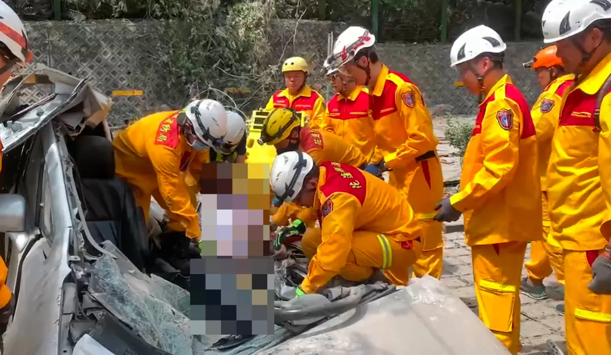 ▲蘇花匯德隧道前落石砸爛車，駕駛當場死亡。（圖／翻攝畫面）