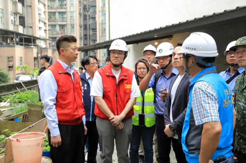 ▲基隆市長謝國樑今天下午奔赴基隆各地勘災。(圖/基隆市府提供)