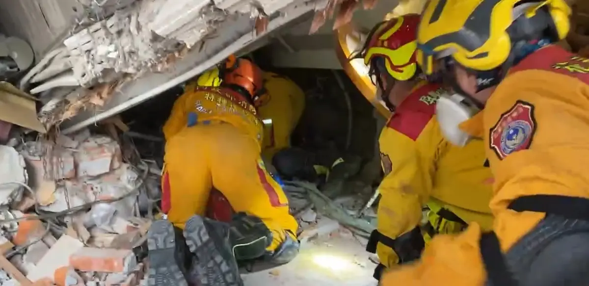 ▲消防人員稍早尋獲最後一名失聯的康姓女住戶，但其對外界聲音無反應。（圖／消防署特種搜救隊）