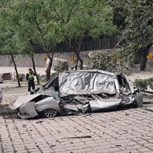 ▲地震發生後，一部轎車遭落石擊中，車內男駕駛也因此不幸身亡。（圖／翻攝畫面）