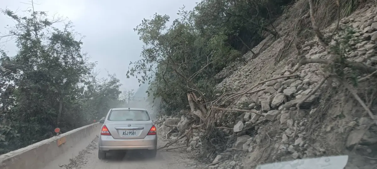 ▲花蓮近海地區今天（3日）上午7時58分發生7.2強震，導致全台各地陸續出現坍方事故。（圖／翻攝畫面）