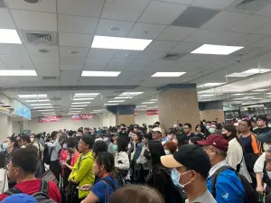 松山機場愈晚愈多人！花東航班超過200人候位　民眾嘆：回不了家
