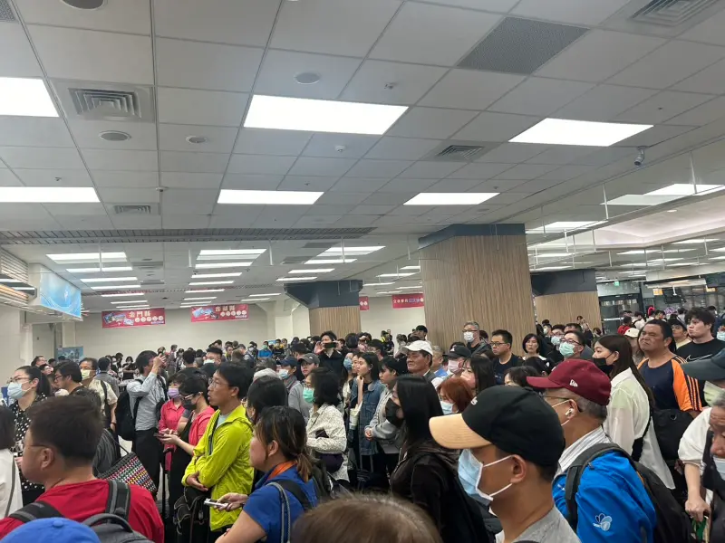 ▲松山機場大廳人潮湧現，而且愈晚愈多人，目前花東航班仍超過200人候位。（圖／記者鄭妤安攝影）