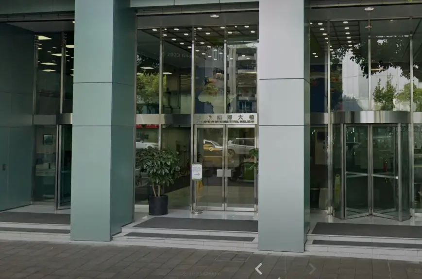 ▲長榮國際於今（3）日召開董事會，老大張國華提出解任老三張國政人馬的議案，解任董事長張明煜職位，改由張國華人馬葉佳全擔任董事長。（圖／擷取自Google街景）