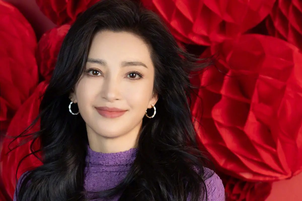 ▲大S因流感併發肺炎離世，讓海外就醫困境再度引發關注。影后李冰冰（如圖）在澳洲拍攝時突發高燒，體溫飆升至41度，當地醫療不給抗生素，她緊急返國治療，驚險過程曝光！（圖／李冰冰微博）