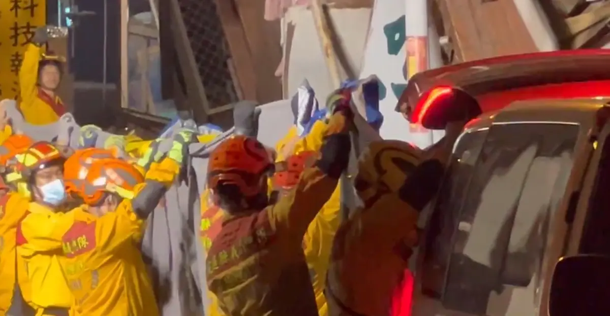 ▲天王星大樓不堪強震倒塌，最後一名失聯者遺體於晚間9時許運出。（圖／NOWnews今日新聞攝影）