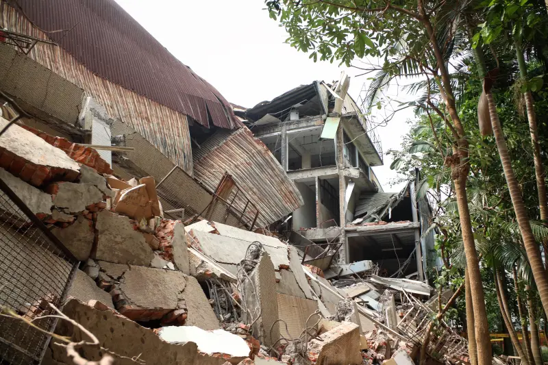 ▲花蓮發生規模7.2地震，強震導致新北中和倉庫倒塌。（圖／記者陳明中攝）