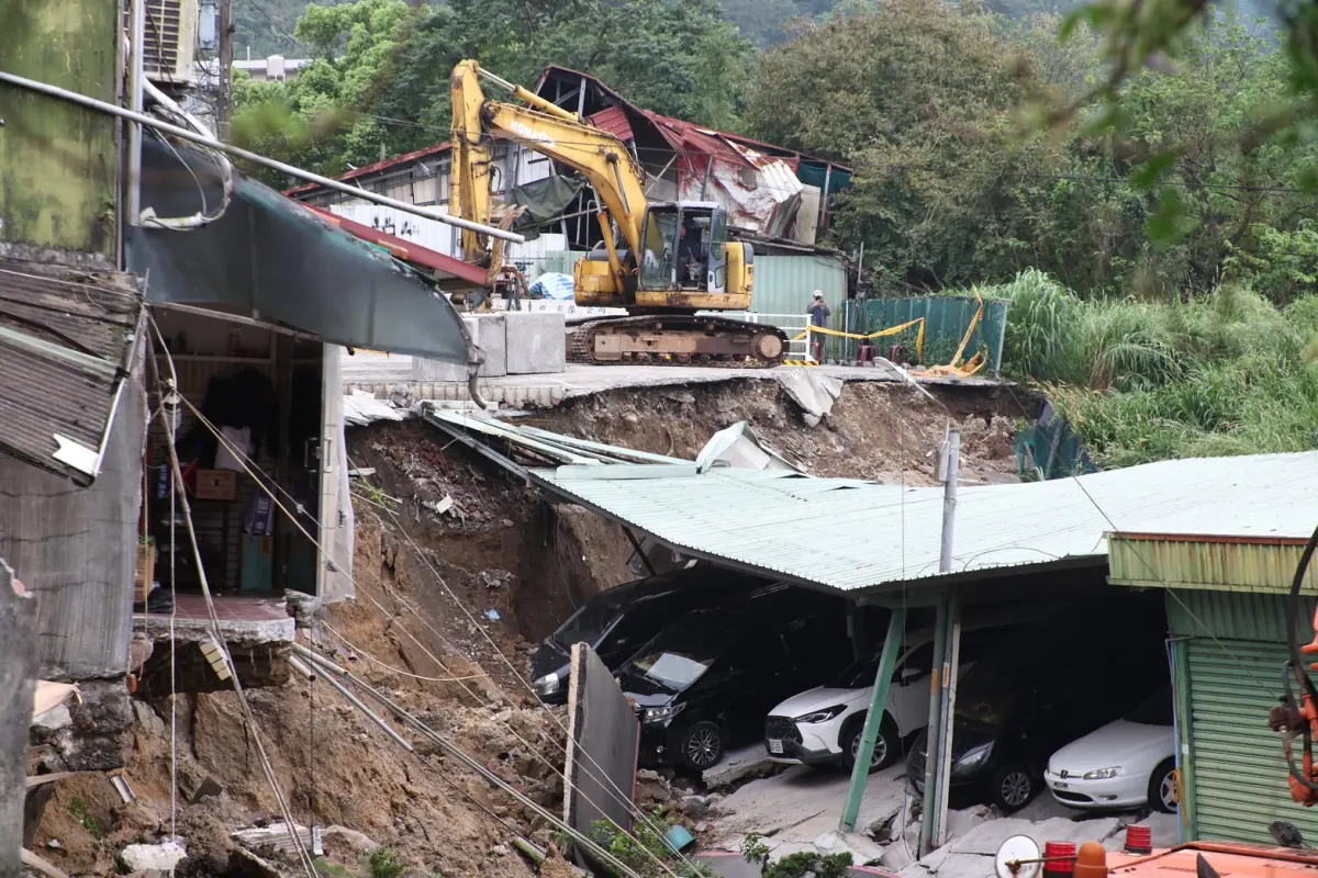 ▲花蓮發生規模7.2地震，強震導致新店雙城里地基掏空，花蓮更有4樓房倒塌傾斜。（圖／記者陳明中攝）