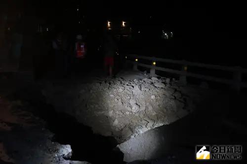 直擊台11線39公里處路基掏空,已在填土搶修中,預計3日晚間23時30分前可以單線通車 ▲直擊台11線39公里處路基掏空,已在填土搶修中,預計3日晚間23時30分前可以單線通車。(圖/記者葉政勳攝,2024,04,03)