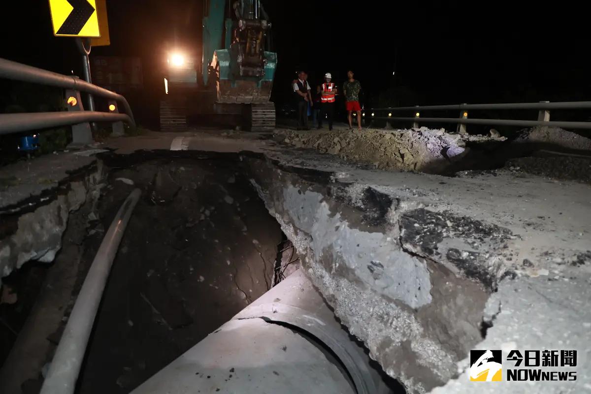 ▲直擊台11線39公里處路基掏空，已在填土搶修中，預計3日晚間23時30分前可以單線通車。（圖／記者葉政勳攝，2024,04,03）