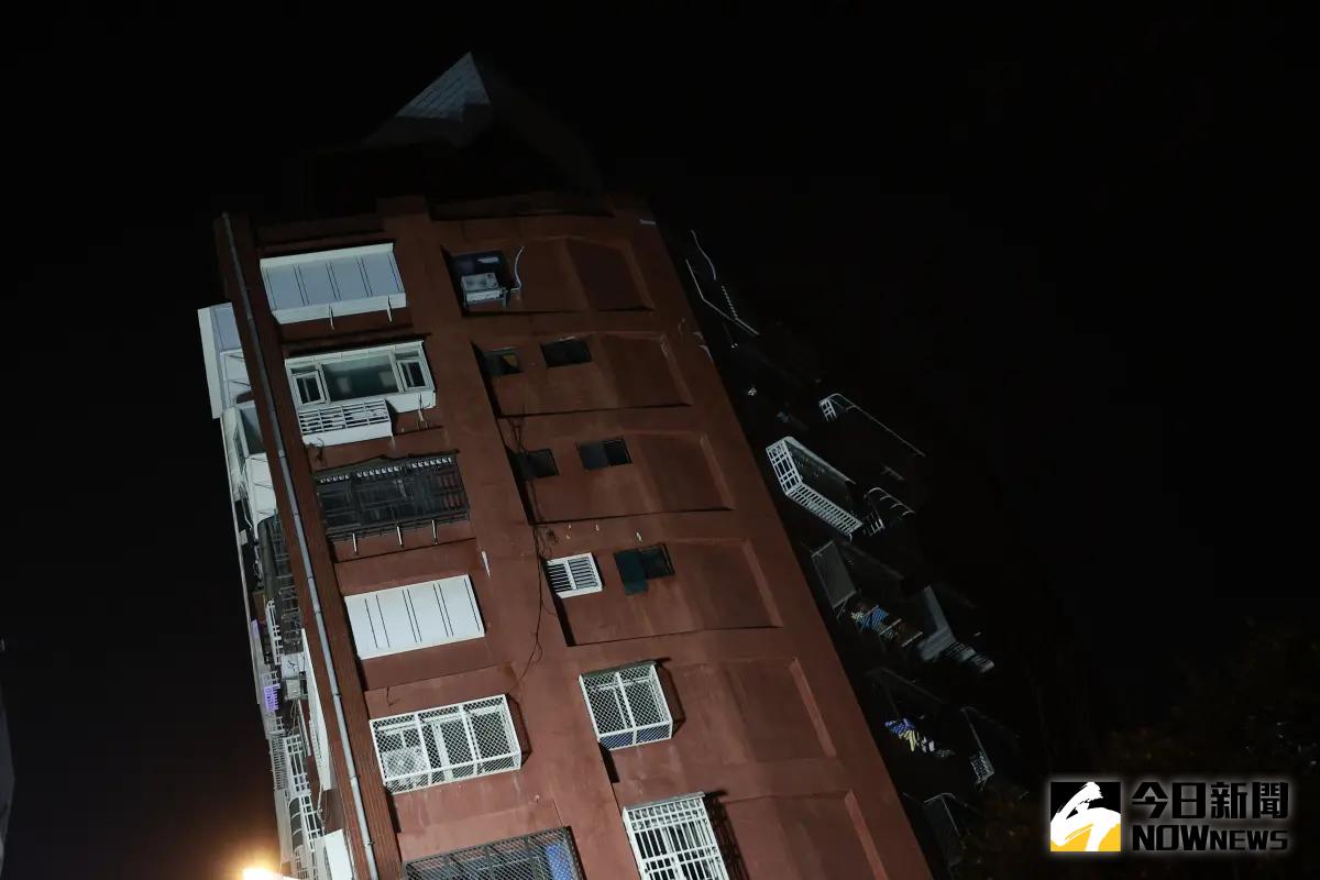 ▲花蓮發生規模7.2地震，強震導致花蓮4樓房傾斜倒塌，圖為天王星大樓及周圍災情。（圖／NOWnews攝影中心）