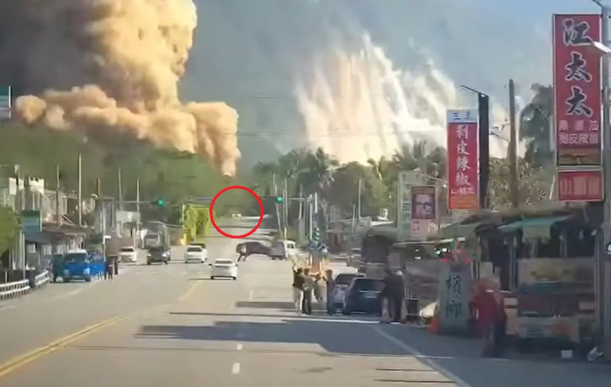 ▲有民眾捕捉到驚險瞬間，當土石準備落下掩埋在路上車子時，駕駛人油門催到底逃命成功。（圖/爆料公社）