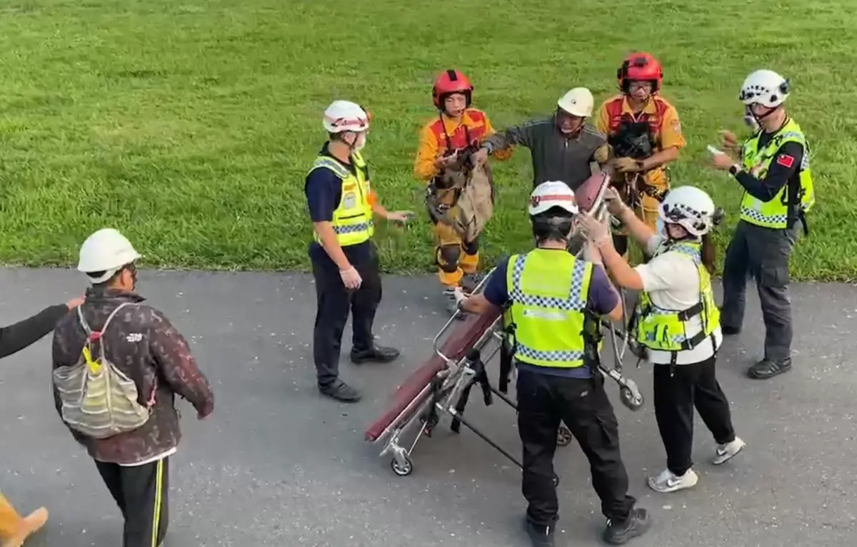 ▲今（4）日空勤總隊出動直升機，載運6名和平礦區員工、3名和仁礦場員工下山，員工表示地震當下，眾人紛紛用沙包保護自己，當時石頭太多「像子彈一樣」。（圖／空勤總隊提供）