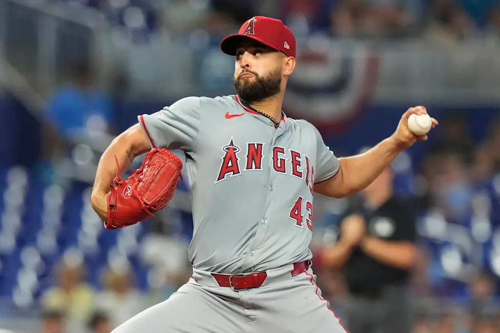 ▲洛杉磯天使先發投手Patrick Sandoval，用93球主投5.2局失2分、送出7K，拿下勝投，幫助球隊橫掃馬林魚。（圖／美聯社／達志影像）