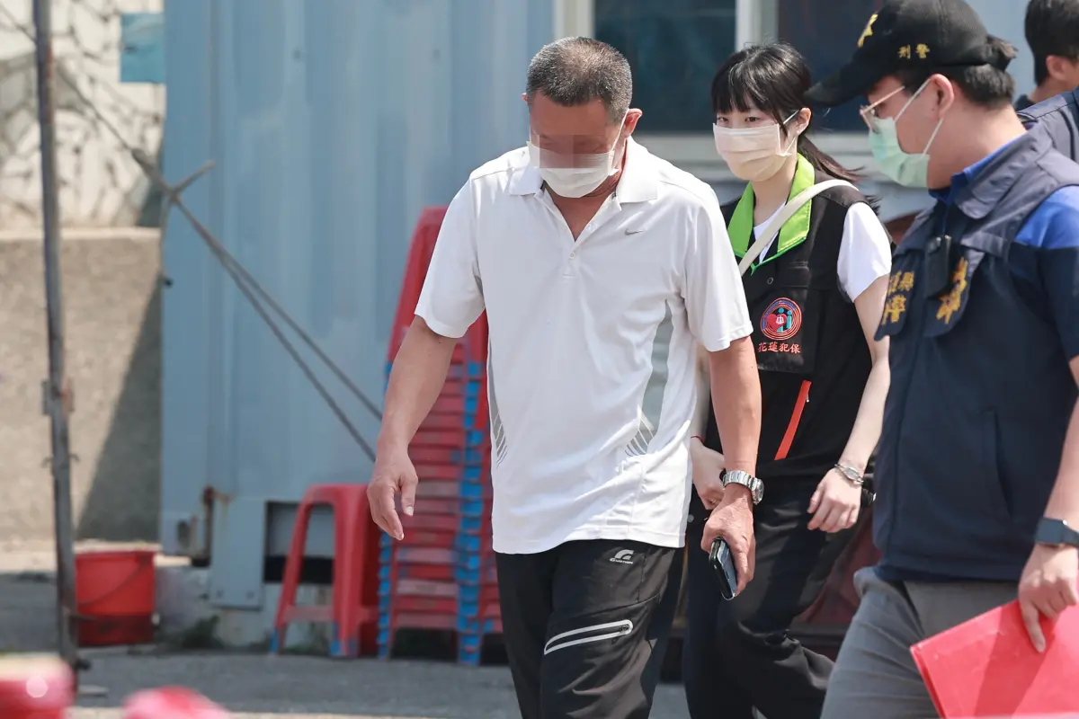 ▲天王星大樓罹難者康女父親前往殯儀館。（圖／記者葉政勳攝影）